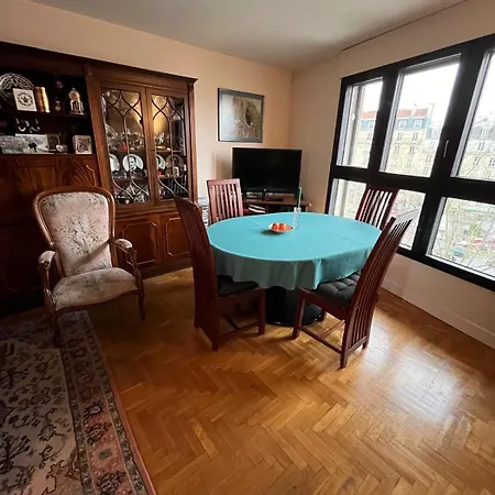 Spacious And Bright 2min From Paris *