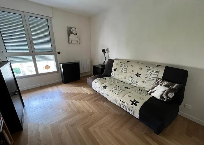 Spacious And Bright 2min From Paris *