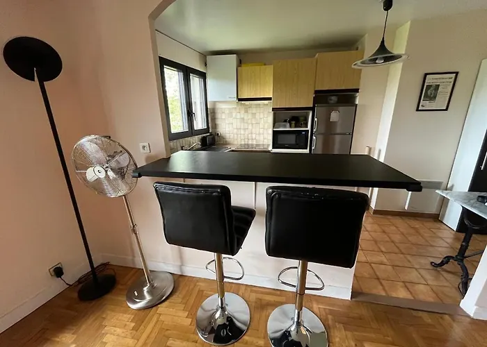 Spacious And Bright 2min From Paris